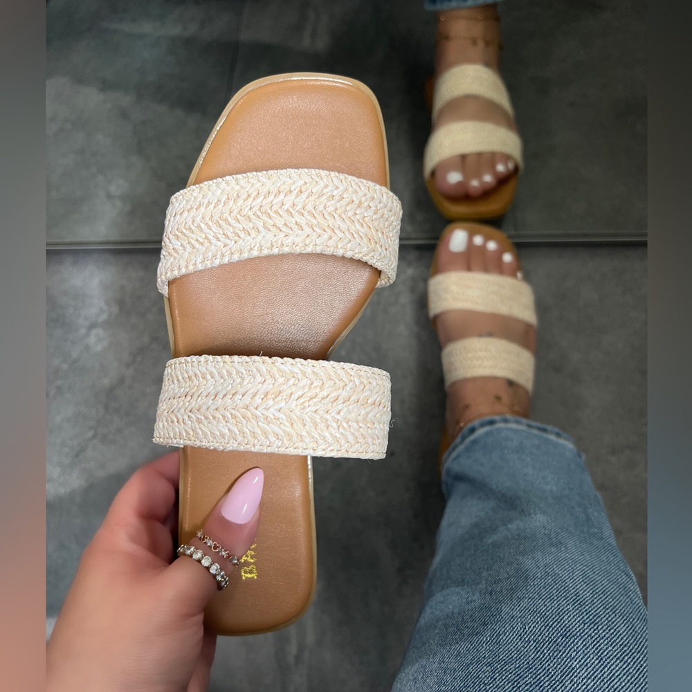 NWT!! BEACH STYLE SYNTHETIC RAFFIA BRAIDED DOUBLE STRAP FLAT SANDAL - Picture 1 of 6